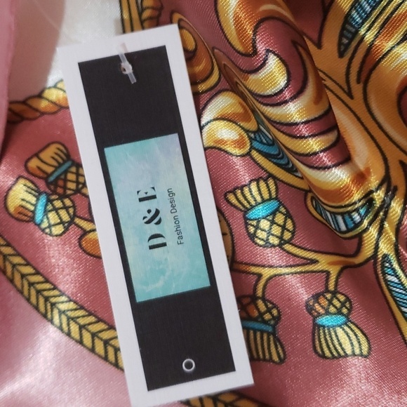 R-1631- Women's Scarf Pink Blue Black NWT - Picture 6 of 7